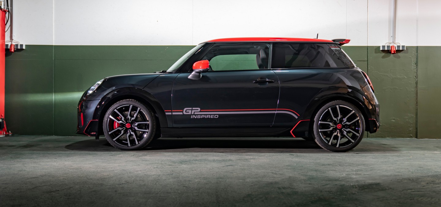 Vista lateral do MINI JCW JG Inspired